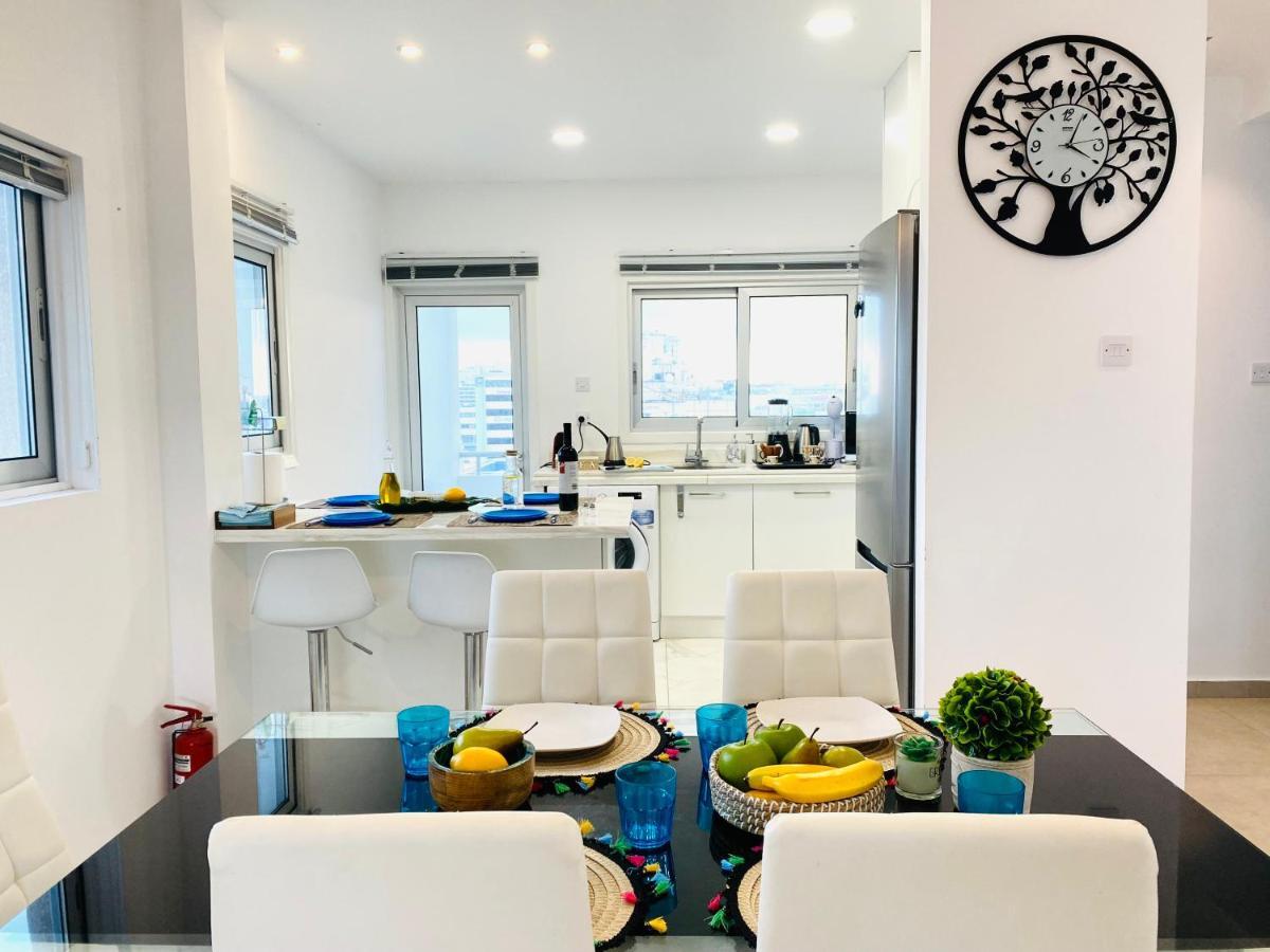 Panoramic Seaside Getaway, 2-Br Penthouse Lägenhet Larnaca Exteriör bild